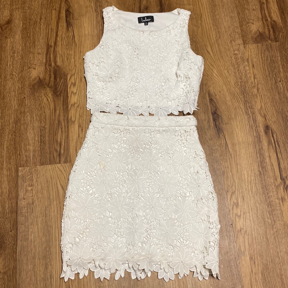 Lulus 2 piece skirt set white lace floral design with lining size small